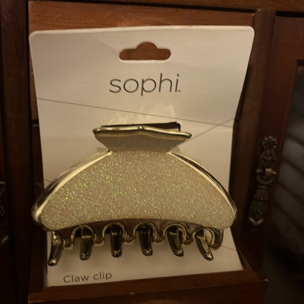 Pearl colored claw clip